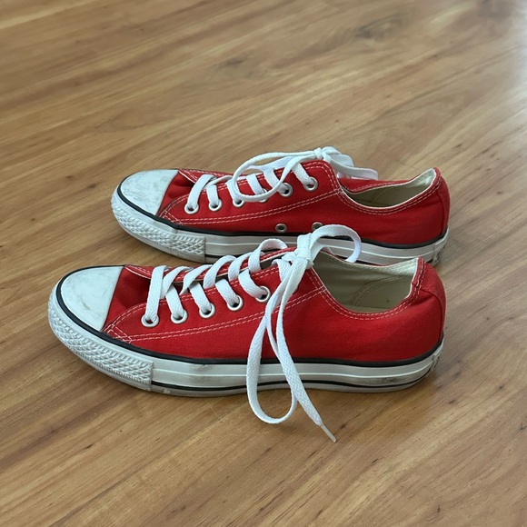 Classic Red Converse Low-top Sneakers W7 - Picture 2 of 6